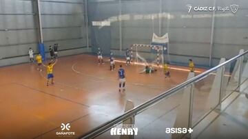 El portero se lesiona en pleno gol y lo que hace el Cádiz después ennoblece el deporte español