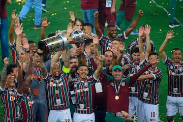 Felipe Melo levanta la Copa Libertadores ganada con Fluminense en 2023.