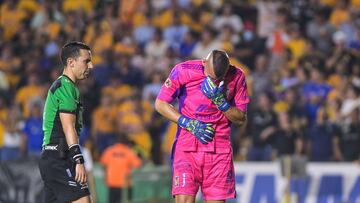 Nahuel Guzmán, expulsado por dos balones en la cancha