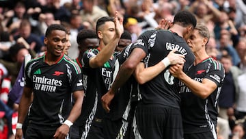 London (United Kingdom), 15/09/2024.- Gabriel Magalhaes of Arsenal (2R) celebrates scoring the 1-0 goal during the English Premier League match between Tottenham Hotspur and Arsenal in London, Britain, 15 September 2024. (Reino Unido, Londres) EFE/EPA/DAVID CLIFF EDITORIAL USE ONLY. No use with unauthorized audio, video, data, fixture lists, club/league logos, 'live' services or NFTs. Online in-match use limited to 120 images, no video emulation. No use in betting, games or single club/league/player publications.
