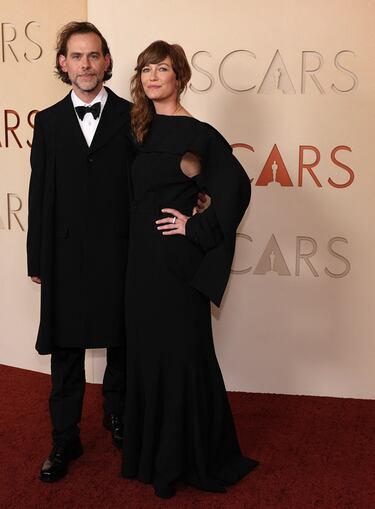 Bryce Dessner y Mina Tindle posan en la alfombra roja del Dolby Theatre.