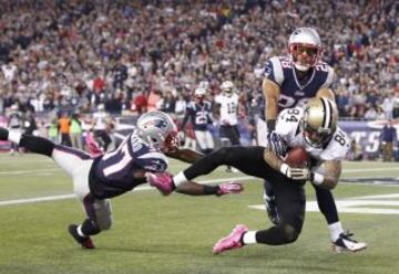 El jugador de los New Orleans Saints, Kenny Stills (84) junto a los jugadores de los New England Patriots, Alfonzo Dennard (37) y Steve Gregory (28).