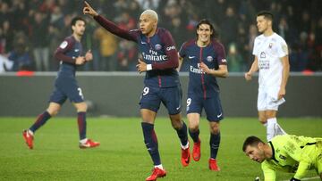 PARIS, FRANCE - DECEMBER 20: Kylian Mbappe of PSG celebrates his goal with Edinson Cavani while goalkeeper of Caen Remy Vercoutre lies down during the French Ligue 1 match between Paris Saint Germain (PSG) and Stade Malherbe Caen at Parc des Princes on December 20, 2017 in Paris, France. (Photo by Jean Catuffe/Getty Images)