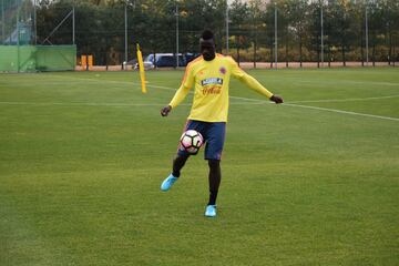 La Selección Colombia entrenó con todos los convocados pero perdió a Santiago Arias por lesión.