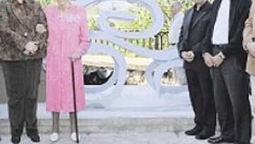 <b>INAUGURADO. </b>La viuda de Vicente Trueba, Josefina Bedia (de rosa), inauguró la escultura. También acudió, entre otros. González Linares.
