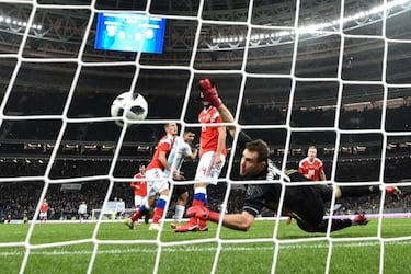 Agüero delivers the goods for Argentina in Moscow