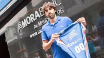 Víctor Sada con la camiseta que lucirá en Andorra las dos próximas campañas.