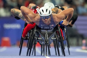 El atleta estadounidense Brian Siemann compitiendo en la Ronda 1 de los 5000 m masculinos de Para atletismo - T54, durante los Juegos Paralímpicos de París 2024