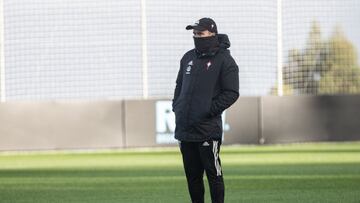 Eduardo Coudet, muy abrigado, durante un entrenamiento del Celta en su nueva ciudad deportiva.