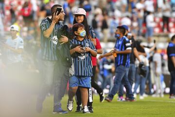 Diferentes familias no pudieron disfrutar el espectáculo tras la violencia en el estadio.