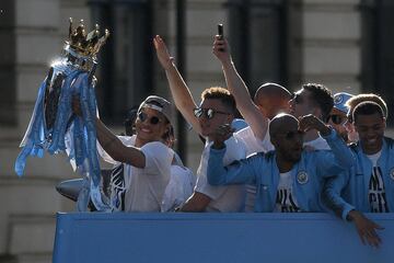 Seguidores del City celebrando el título liguero junto a la plantilla.  