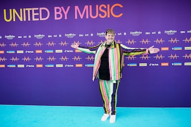 IsaaK con la canción "Always On The Run".