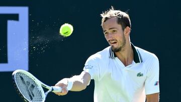 Daniil Medvedev golpea una pelota en el Masters de Indian Wells.