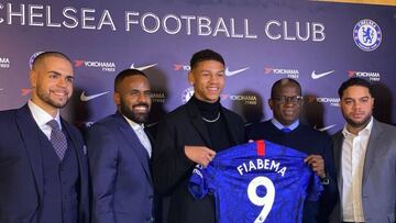 El joven jugador noruego del Chelsea, Bryan Fiabema, durante su presentaci&oacute;n.