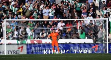 Iker Casillas tras encajar de penalti el 1-0 de Ghilas.