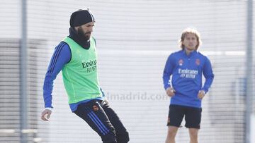 Benzema hace parte del entrenamiento con el grupo