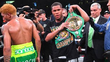 Devin Haney celebra su victoria ante Alfredo Santiago.