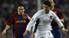 Manchester United&#039;s Cristiano Ronaldo challenges Barcelona&#039;s Lionel Messi (L) for the ball during their Champions League semi-final first leg soccer match at the Camp Nou stadium in Barcelona, April 23, 2008. REUTERS/Gustau Nacarino (SPAIN)
 PUB