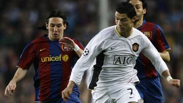 Manchester United's Cristiano Ronaldo challenges Barcelona's Lionel Messi (L) for the ball during their Champions League semi-final first leg soccer match at the Camp Nou stadium in Barcelona, April 23, 2008. REUTERS/Gustau Nacarino (SPAIN)
PUB