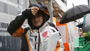 DIFÍCILES CONDICIONES. Pedrosa intentaba resguardarse de la gran cantidad de agua que cayó a primera hora de la mañana en Motegi.