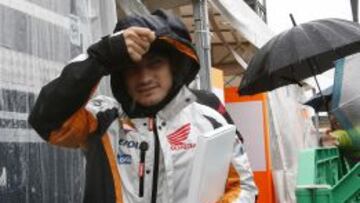 DIF&Iacute;CILES CONDICIONES. Pedrosa intentaba resguardarse de la gran cantidad de agua que cay&oacute; a primera hora de la ma&ntilde;ana en Motegi.