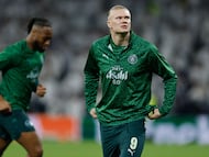 Manchester City's Norwegian forward #09 Erling Haaland warms up before the UEFA Champions League last 16 first leg football match between Real Madrid CF and Manchester City at Santiago Bernabeu Stadium in Madrid on March 11, 2026. (Photo by Oscar DEL POZO / AFP)