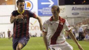 G&aacute;lvez, con el bal&oacute;n ante Cesc.