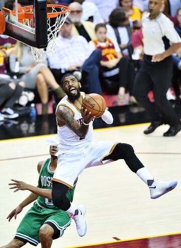 2. Kyrie Irving (25 años y 1,90). 'Uncle Drew' es magia. Con una rapidez y habilidad monumental entre las manos, es imparable en el uno contra uno. Es el compañero perfecto para LeBron: es capaz de reventar partidos y de ganar campeonatos como demostró la pasada temporada con el triple sobre Curry.