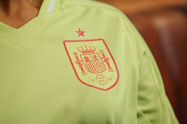 Pretende dar como resultado una estética que representa una bulliciosa playa española en pleno verano. 