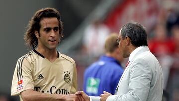 Ali Karimi, en su etapa de jugador del Bayern, saluda a su entrenador Felix Magath.