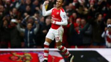 Alexis Sánchez celebra ante el Stoke City.