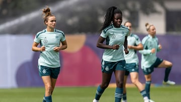 Magull y Anyomi, en un entrenamiento de Alemania en la Eurocopa.