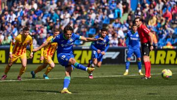 Ünal lanza el penalti que significó su segundo gol ante el Girona.