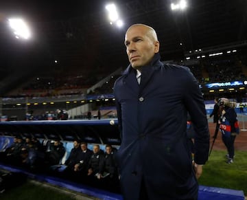 Zidane, de pie, delante del banquillo visitante en San Paolo, estadio del N&aacute;poles.