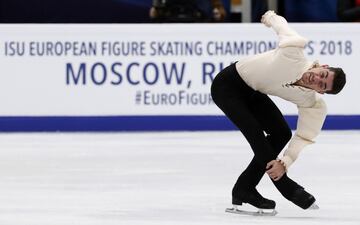 El patinador español Javier Fernández ejecuta su programa libre de la competición individual masculina del Campeonato de Europa de Patinaje Artístico en Moscú.