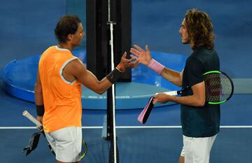 Al final del partido, ambos tenistas, se saludan amistosamente.