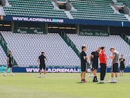 26-04-26. JUGADORES DEL SPORTING A SU LLEGADA AL NUEVO ARCÁNGEL