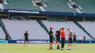 26-04-26. JUGADORES DEL SPORTING A SU LLEGADA AL NUEVO ARCÁNGEL