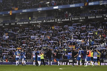 Final del partido. Los jugadores celebraron la victoria con la afición.