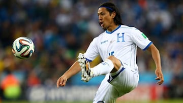 Roger Espinoza durante un partido con la selección de Honduras.