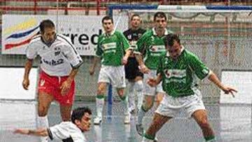 <b>COMO UNA FINAL.</b> Boomerang ganó la Liga 2002 ante el Miró.