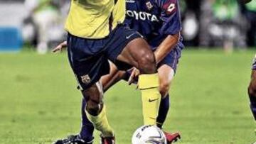 <b>BUENA IMAGEN. </b>Seydou Keita se escapa de Felipe Melo, durante el amistoso ante la Fiorentina.