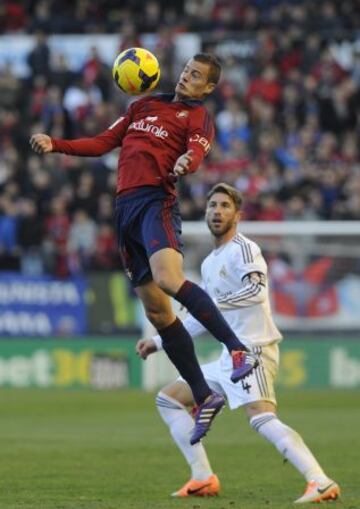 Oriol Riera ante Sergio Ramos.