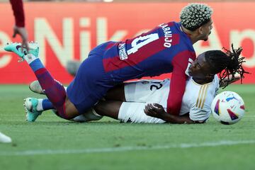 Ronald Araújo y Camavinga en el suelo tras un posible penalti que los blancos protestaron. 