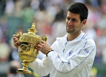 Novak Djokovic alzó su primer trofeo de Wimbledon en 2011.
