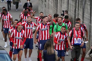 Los jugadores del Atlético de Madrid salen al exterior de Zorrilla para celebrar el título de Liga con los seguidores que se habían desplazado 