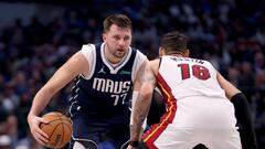 Luka Doncic, defendido por Caleb Martin en el Mavericks-Heat jugado en Dallas.