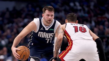 Luka Doncic, defendido por Caleb Martin en el Mavericks-Heat jugado en Dallas.