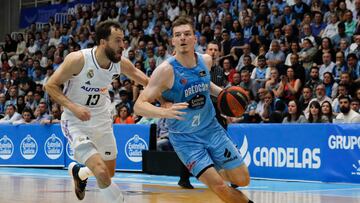 LUGO, 08/04/2023.- El base alem芍n Justus Hollatz (d), del Breog芍n, entra a canasta defendido por Sergio Rodr赤guez, del Real Madrid, durante el partido de la jornada 26 de la Liga ACB que Breog芍n y Real Madrid juegan hoy s芍bado en Lugo. EFE/Pedro Eliseo Agrelo Trigo