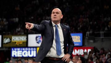 El entrenador del Bitci Baskonia, Neven Spahija, durante el tercer encuentro de semifinales de la Liga ACB que Baskonia y Real Madrid disputan hoy martes en el Buesa Arena, en Vitoria.